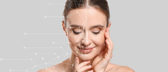 Primo piano di una donna che tocca delicatamente il viso; metà del volto è sovrapposta a una rete grafica di punti e linee che richiama struttura e analisi della pelle.